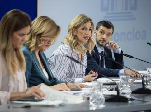 (I-D) La vicepresidenta tercera y ministra para la Transición Ecológica y el Reto Demográfico, Sara Aagesen; la ministra Portavoz, de Educación, Formación Profesional y Deportes, Pilar Alegría; la vicepresidenta segunda y ministra de Trabajo y Economía Social, Yolanda Díaz; y el ministro de Derechos Sociales, Consumo y Agenda 2030, Pablo Bustinduy, durante la rueda de prensa tras el Consejo de Ministros, en el Palacio de la Moncloa, a 11 de febrero de 2025, en Madrid (Fuente: Agencias).