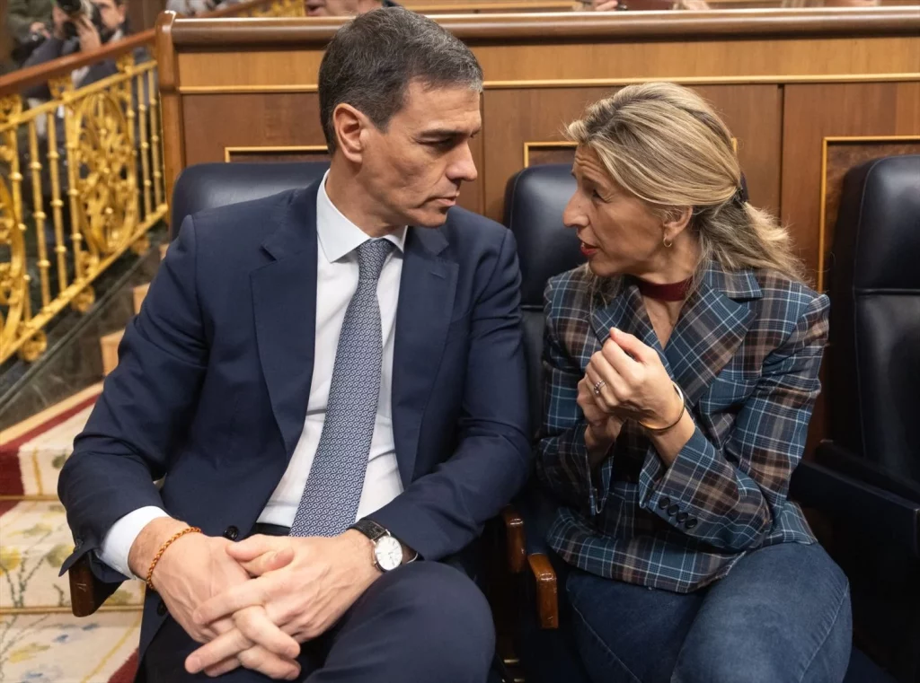 El presidente del Gobierno, Pedro Sánchez y la vicepresidenta segunda y ministra de Trabajo, Yolanda Díaz, durante una sesión de control, Congreso de los Diputados, a 12 de febrero de 2025, en Madrid (Fuente: Agencias). 