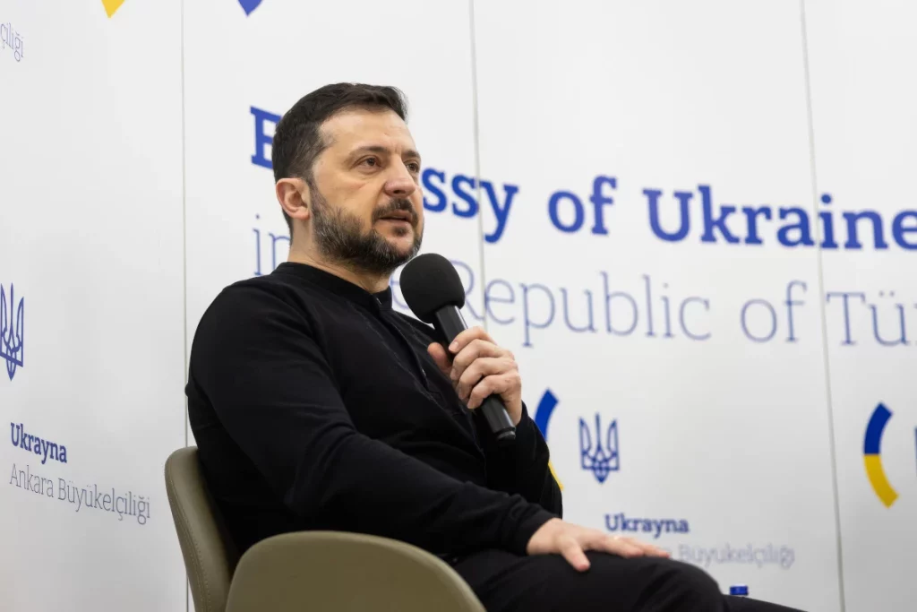 Zelenski, el presidente de Ucrania, resiste la embestida de Trump y Putin. Fuente: Agencias