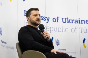 Zelenski, el presidente de Ucrania, resiste la embestida de Trump y Putin. Fuente: Agencias