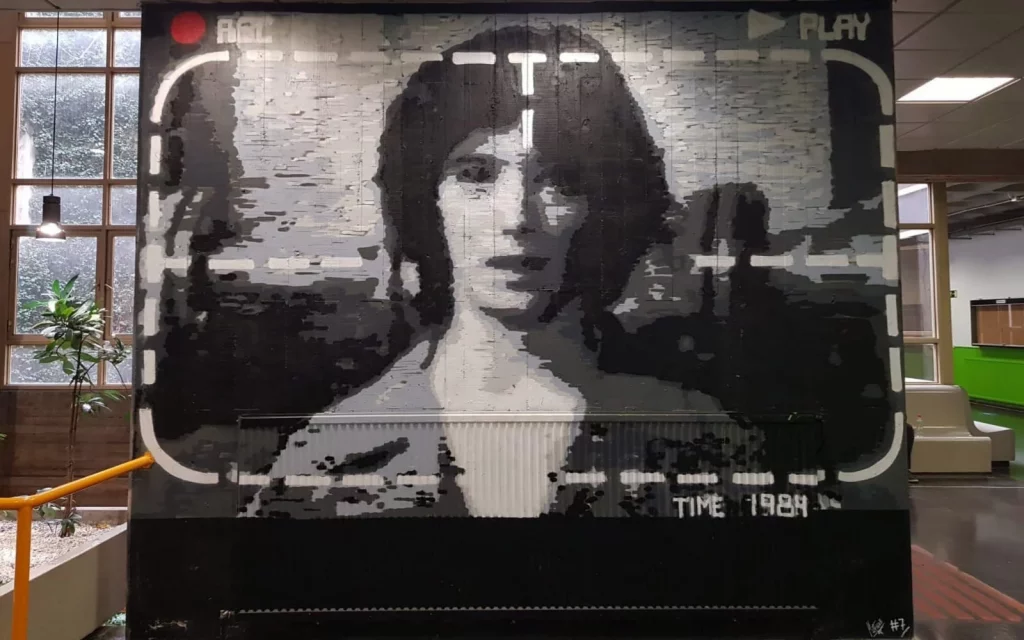 Mural homenaje a 'Tesis' en la Facultad de Ciencias de la Información de la UCM (Fuente: X @UCMccinf)