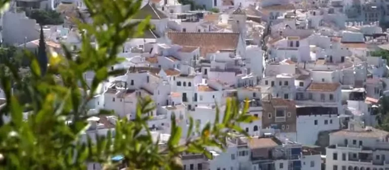 Frigiliana, el pueblo blanco de España que te enamorará con sus calles empedradas