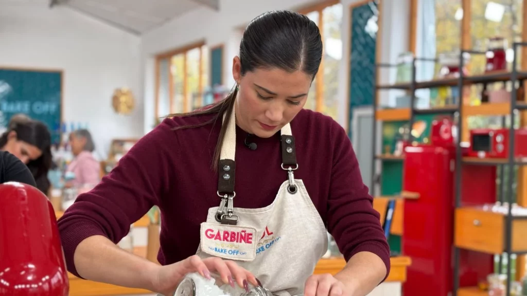 Garbiñe Muguruza deja las canchas de tenis para entrar a la carpa de ‘Bake Off’. Fuente: Imagen de RTVE.es
