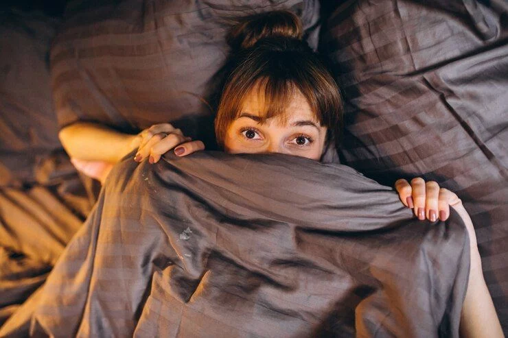 ¿Has sentido que te caes mientras estás durmiendo? Esto es lo que te pasa