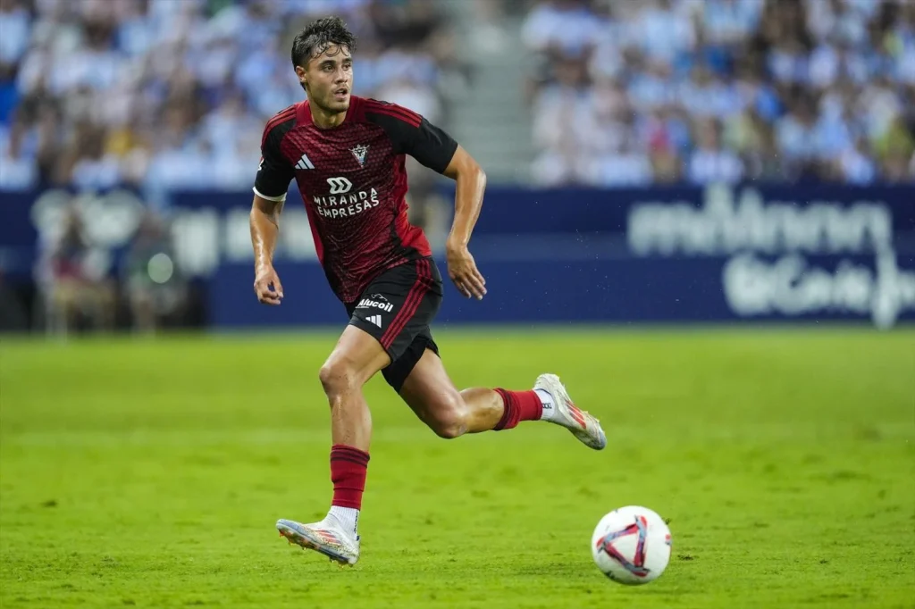 Hugo Rincón reacciona al próximo fichaje del Athletic 1 Hugo Rincón entra de lleno en los planes de Valverde. Fuente: LaLiga Hypermotion