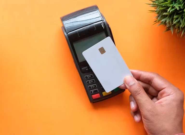 Los peligros del 'contactless', y la nueva estafa con la que pueden robar tu dinero