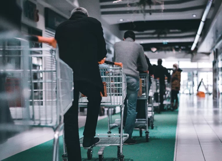 Los carritos inteligentes llegan a los supermercados españoles en 2025 y Alcampo levanta la mano