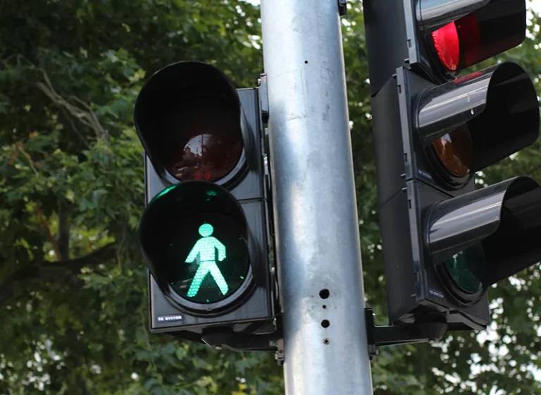 La inteligencia artificial llega a los semáforos españoles y afecta a los peatones