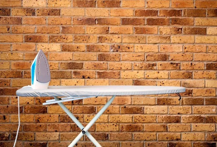 La nueva moda belga: jóvenes llevan tablas de planchar por la calle y no es para la ropa