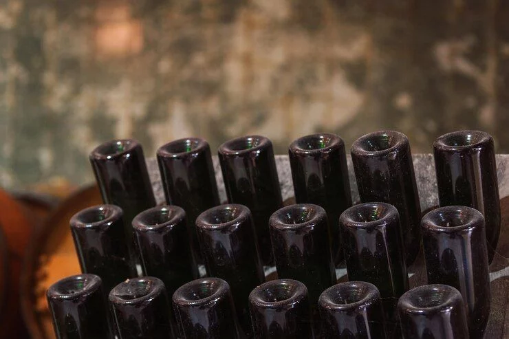 La razón por la que el culo de las botellas de vino tiene un hueco hacia dentro