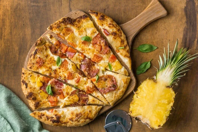 La receta de pizza con piña que te hará cambiar de opinión