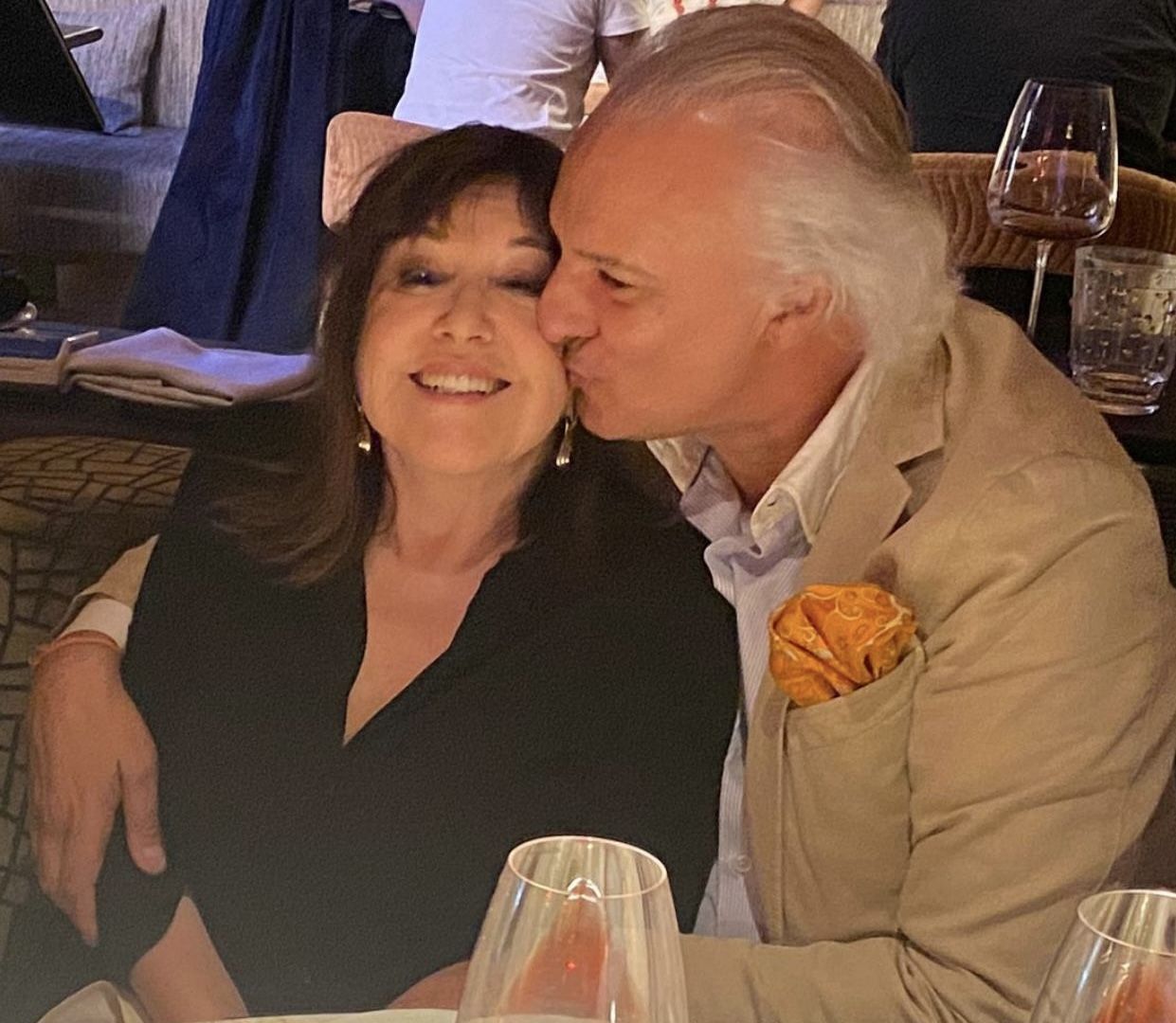 Así es el yacimiento de supercentenarios descubierto por el Dr. Manuel de la Peña, gurú de la longevidad 1 La actriz Loles Leon con el doctor Manuel de la Pea