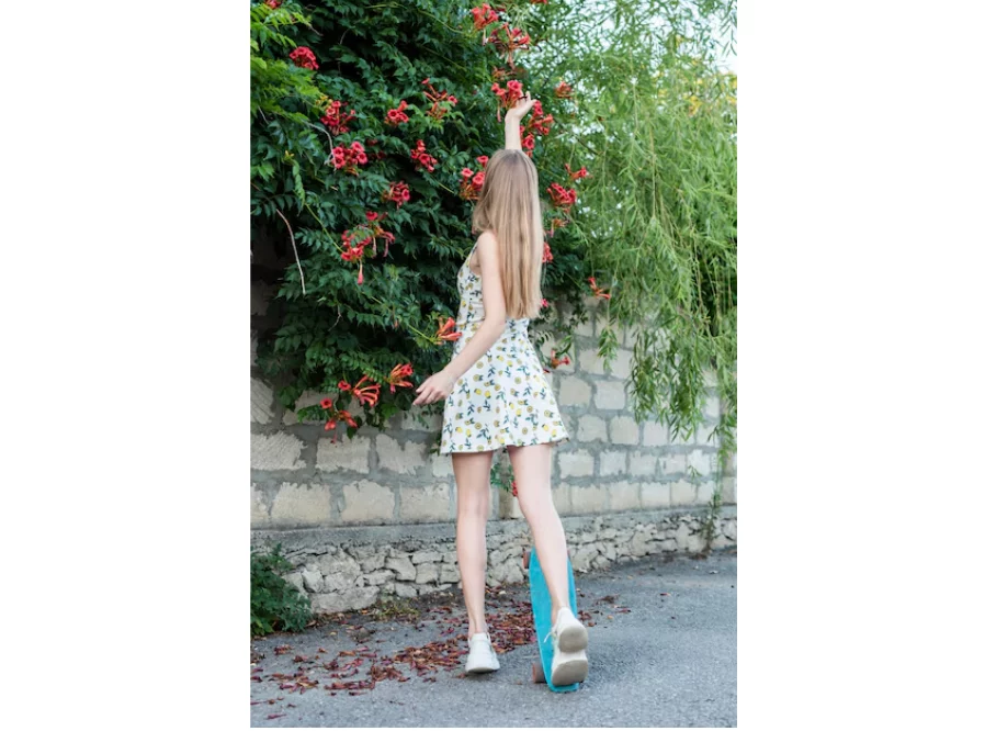 zapatillas deportivas con vestido