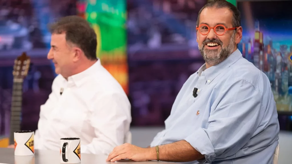 Los chefs invitados y el baile “borracho” de Motos. Imagen: Antena 3