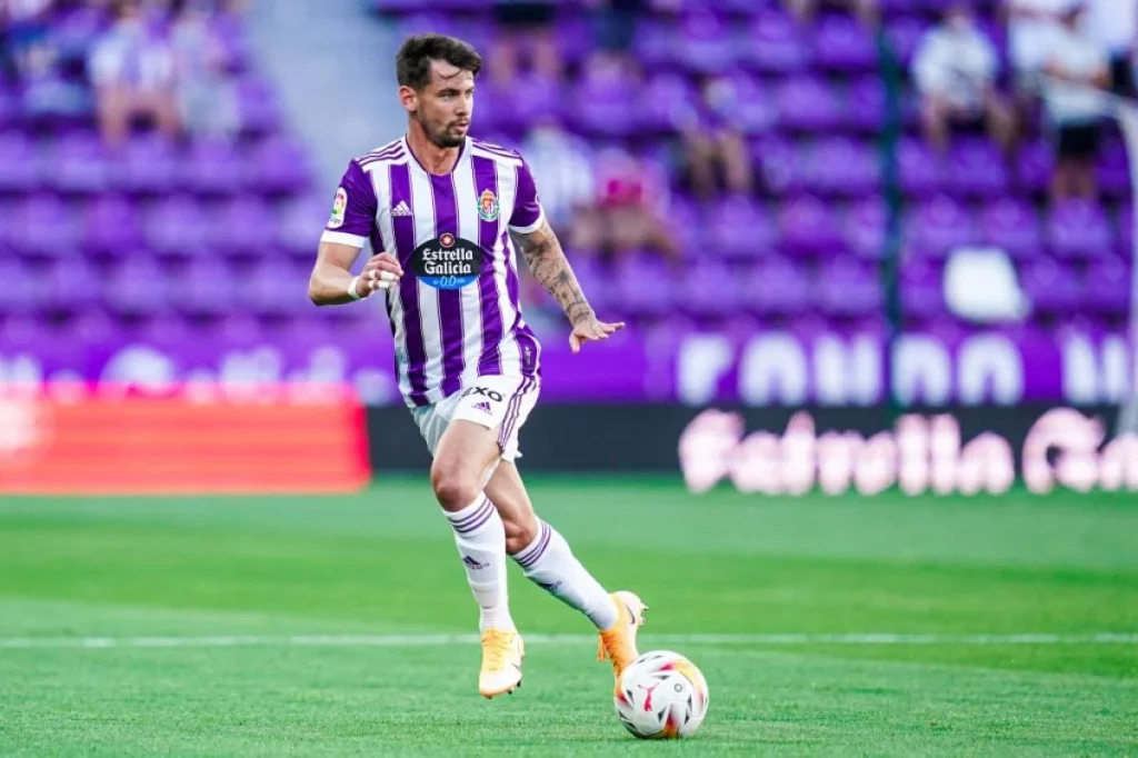 Castigo ejemplar a Luis Pérez por agredir a Latasa 1 Luis Pérez deja de ser capitán del Valladolid tras su incidente con Latasa. Fuente: Real Valladolid