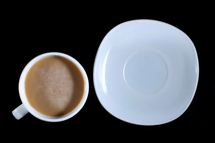 Por qué siempre se pone un plato debajo de la taza de café o té