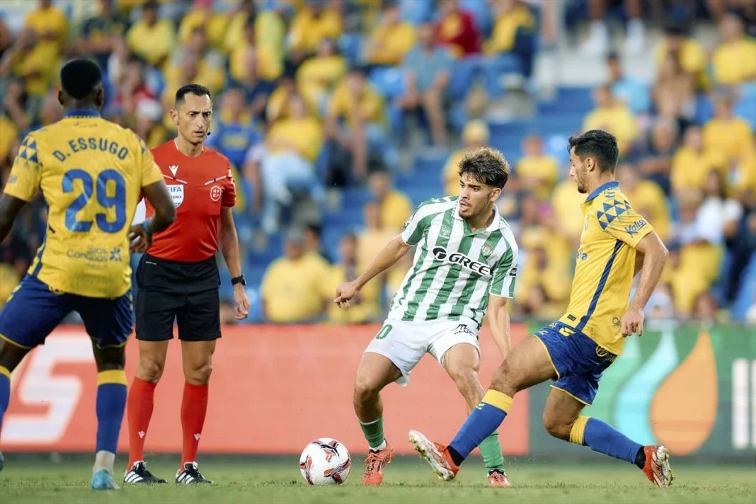 Ez Abde apunta a salir del Betis para poder fichar a Bryan Zaragoza. Fuente: Agencias