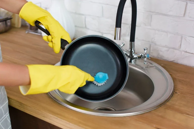 Quitar la grasa de la sartén y las ollas es fácil con este truco de la abuela