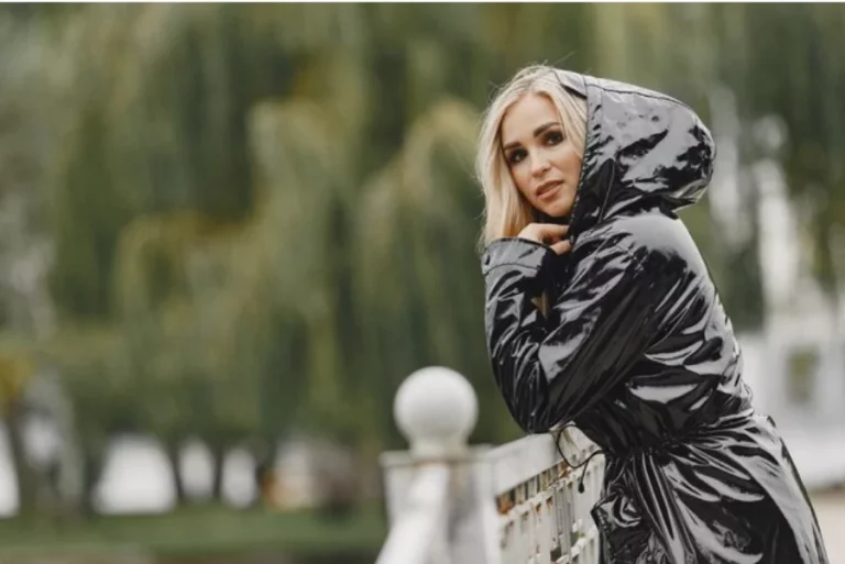 Rebaja increíble de Cortefiel: Ahorra hasta un 80% con los chubasqueros más elegantes para la primavera