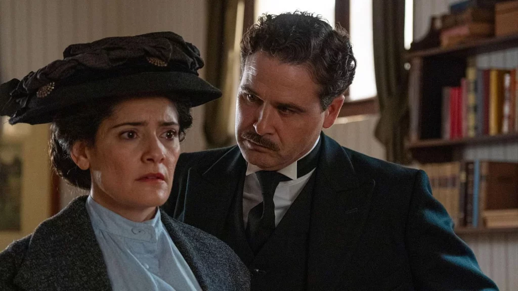 Ricardo y Ana no llegan a un acuerdo sobre decir o no la verdad de su pasado a  Santos. Fuente: Imagen de RTVE.es