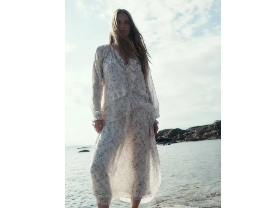 Romántica y femenina con estos 5 vestidos florales de H&M