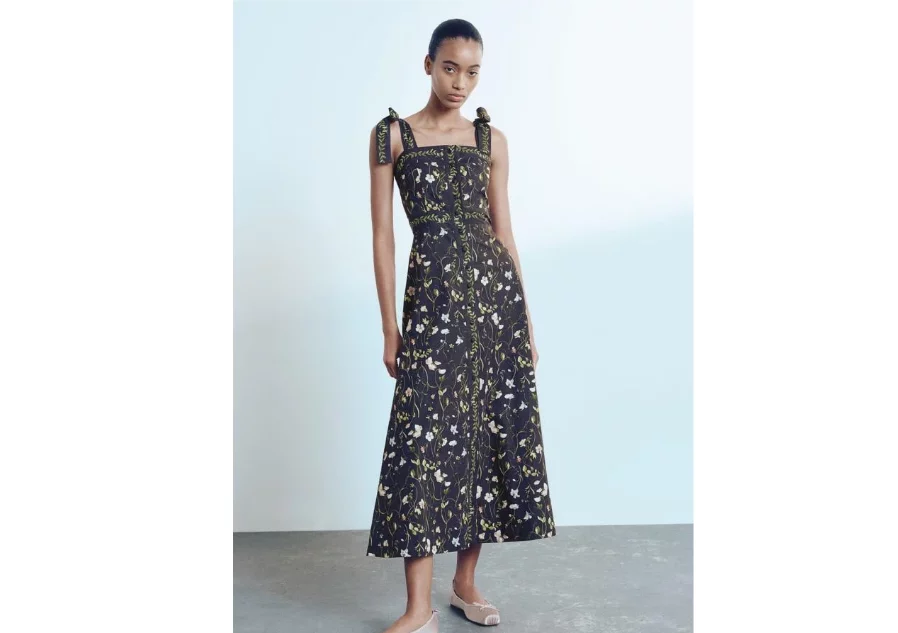 Romántica y femenina con estos 5 vestidos florales de H&M