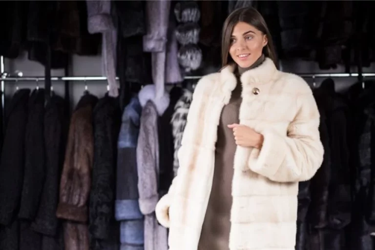 Seductora y calentita con estos 5 abrigos de pelo de Zara que están volando de las tiendas