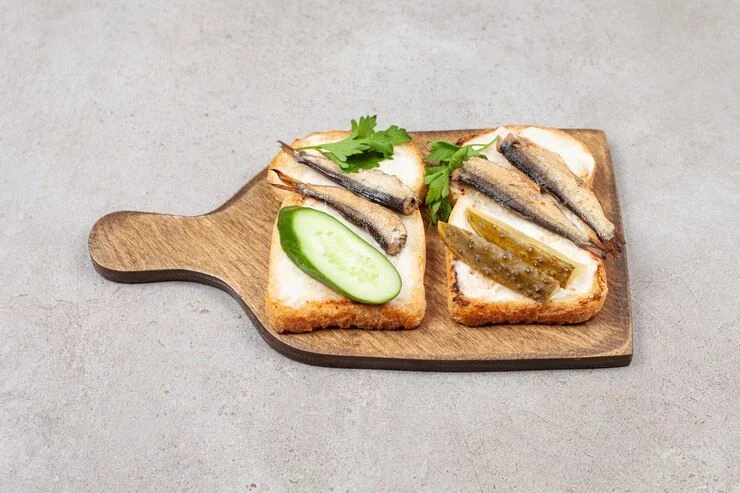 Tosta crujiente de anchoas y queso crema, una receta fácil para meriendas y cenas