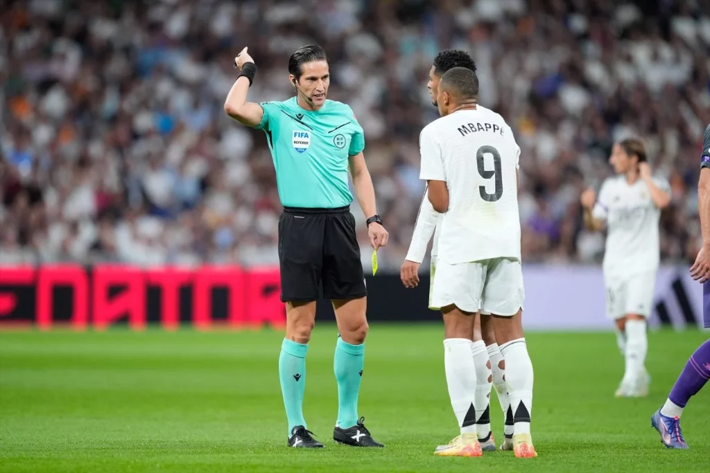 Munuera Montero paga los platos rotos tras el tsunami del Real Madrid al CTA 86 Un árbitro bajo la lupa