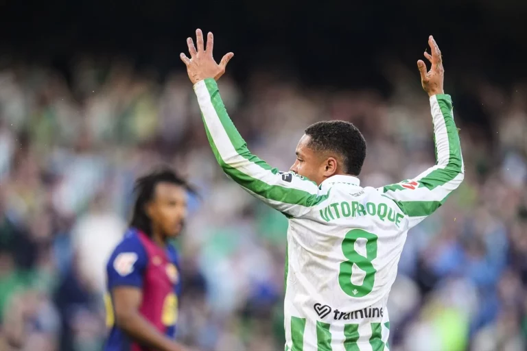 El traspaso de Vitor Roque crea un lío descomunal en el Betis