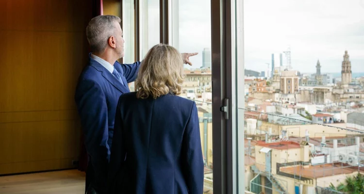 El alcalde Jaume Collboni, anfitrión de la presidenta del BEI, Nadia Calviño Fuente: Ayuntamiento de Barcelona