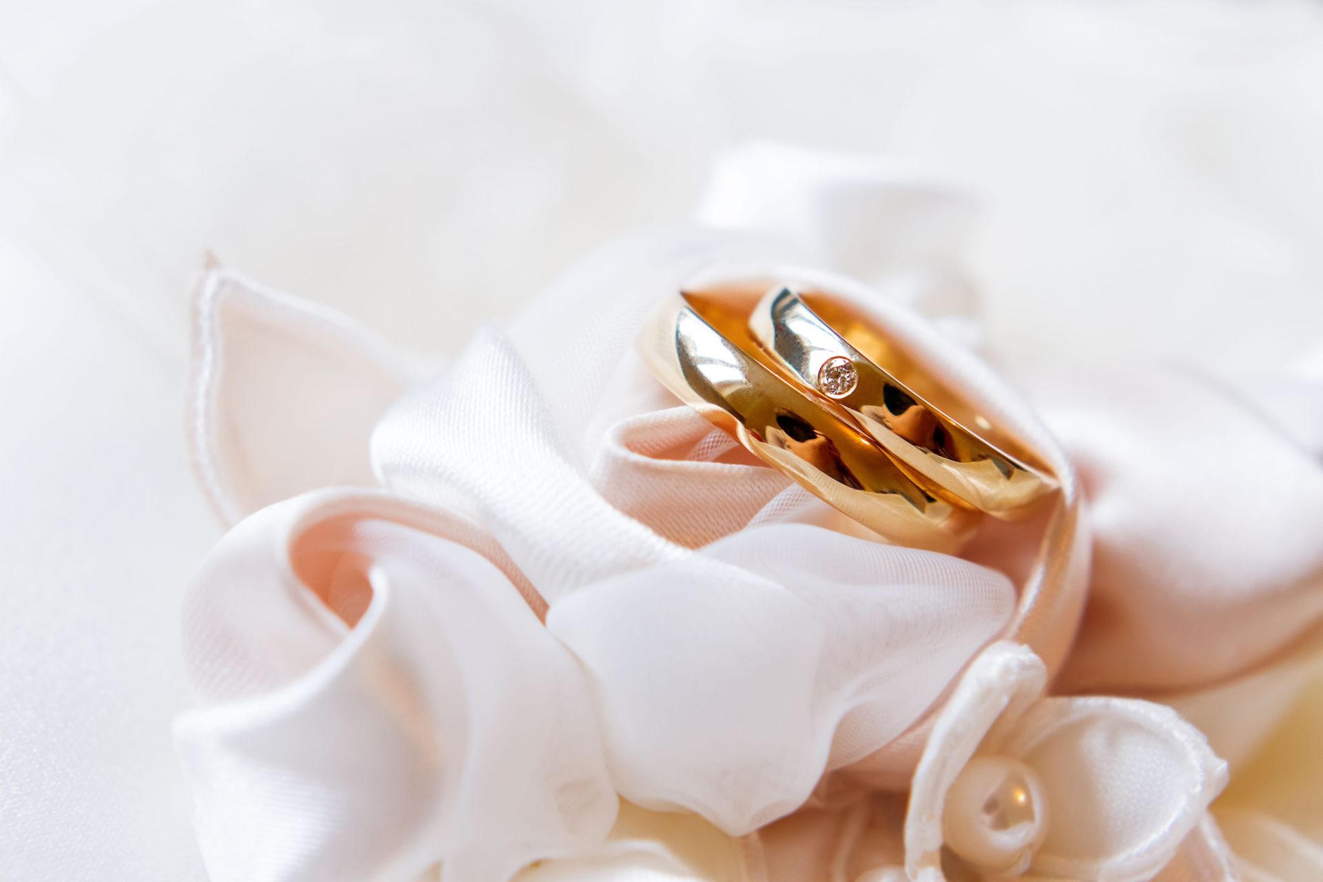 alianzas-oro-diamantes-sobre-tela-seda-detalles-joyeria-boda-2-1