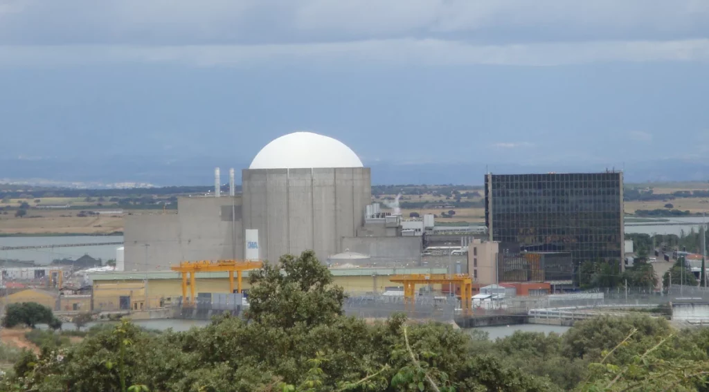 Enrique Hueso, alcalde de Navalmoral de la Mata: «Es un error garrafal cerrar Almaraz» 2 La central nuclear de Almaraz (Cáceres) tiene los días contados si el Gobierno no recula. | Fuente: RRSS