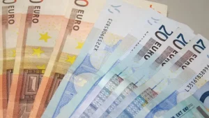 La trampa silenciosa de los créditos rápidos abusivos: sobreendeudados, atrapan a casi el 30% de los jóvenes