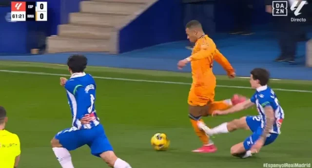 Los fantasmas por la entrada de Romero a Mbappé reaparecen para el Osasuna - Real Madrid 1 La entrada de Romero a Mbappé Fuente: DAZN