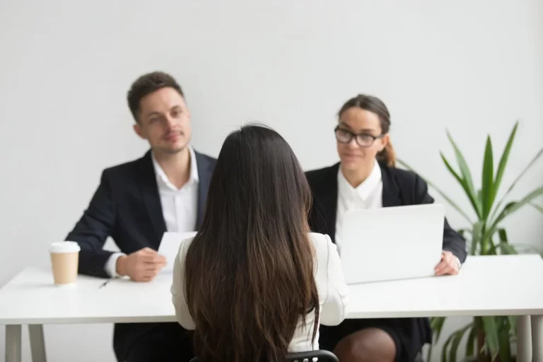 La UE prohíbe preguntar el salario anterior en entrevistas de trabajo: qué cambia para ti