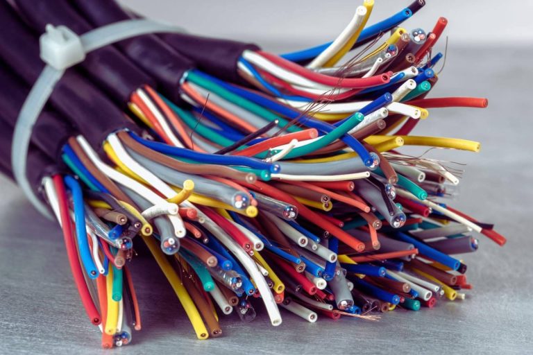 Qué son los conductores eléctricos y su importancia en la vida diaria