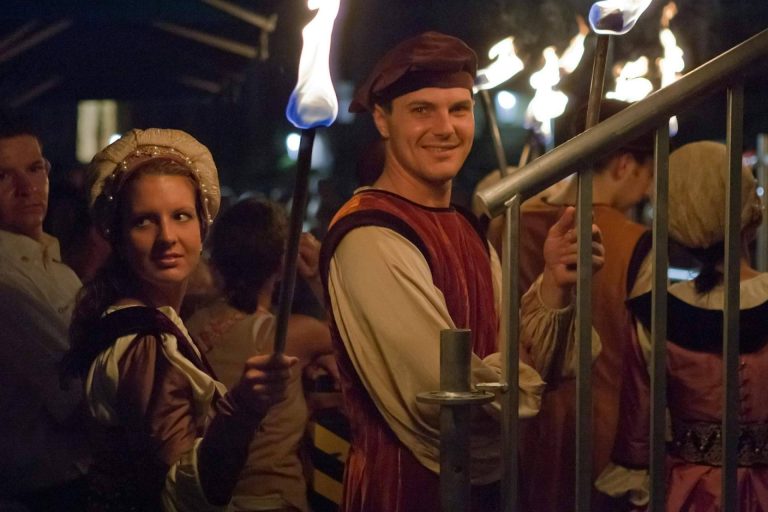 La magia de los disfraces en una ciudad llena de color y creatividad