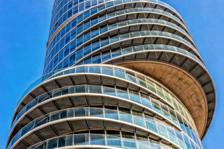 Diseño y remodelación arquitectónica para hogares modernos y funcionales