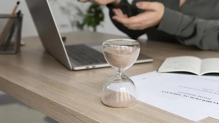 ¿Cuándo puedo pedir a mi empresa trabajar las 37,5 horas semanales? 1 Reducción de la jornada laboral 2025 Fuente: Freepik