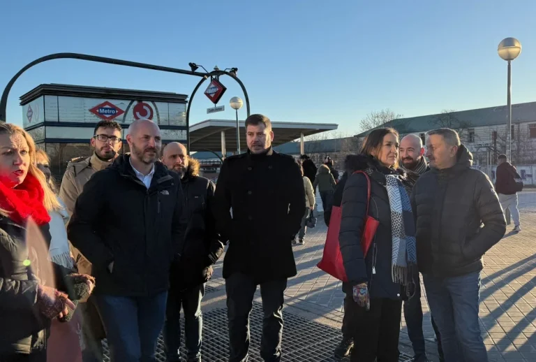 El PSOE aviva el caos en Cuatro Vientos y enfrenta a vecinos y usuarios en la L-528