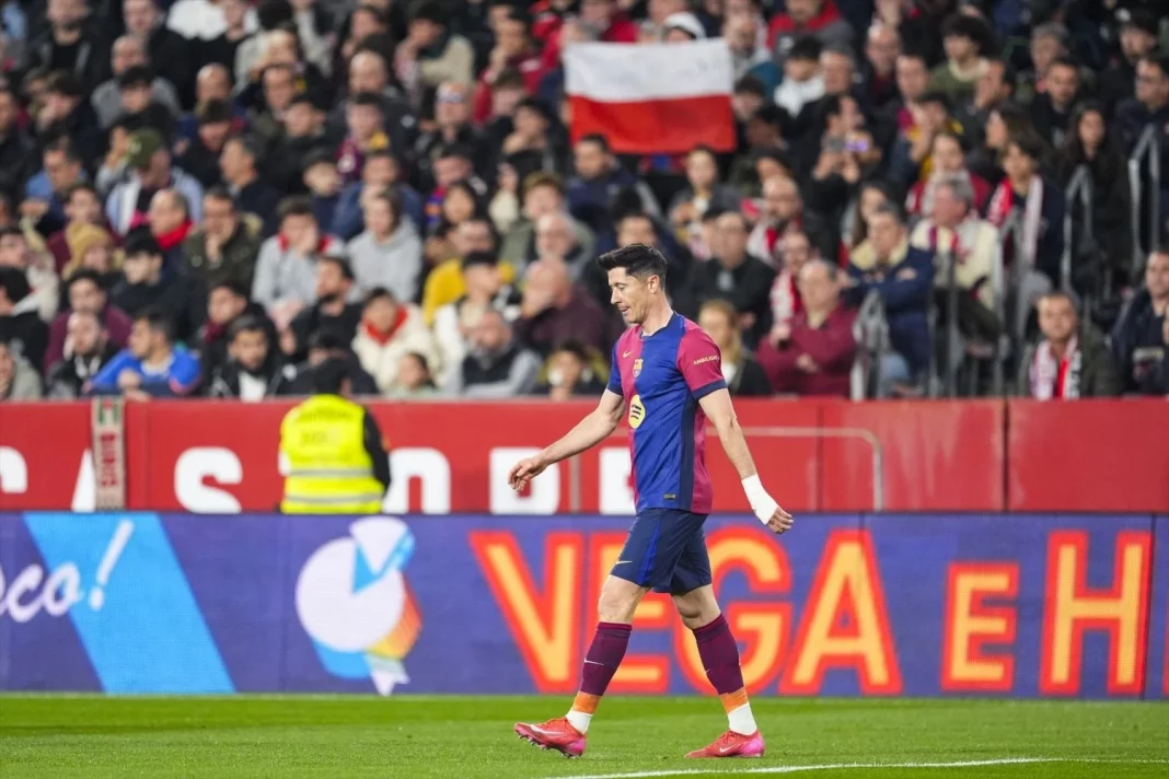 Robert Lewandowski no ocultó su enfado con Hansi Flick tras el Clásico. Fuente: Agencias