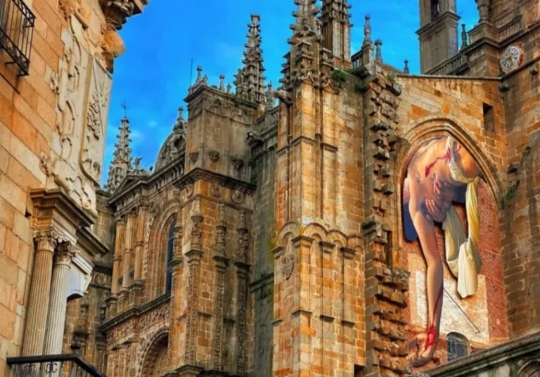 Un espectacular mural hiperrealista de 11 metros da la bienvenida a la Semana Santa en Plasencia