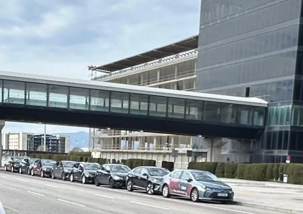 Fila de VTC retenidos en Barcelona durante los &uacute;ltimos d&iacute;as en Barcelona. | Fuente:&Eacute;lite Taxi