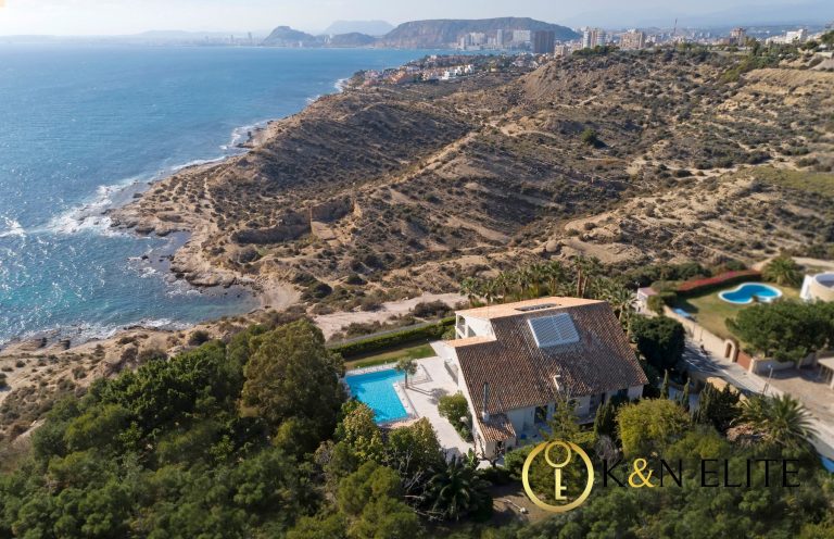 Sale al mercado en un enclave privilegiado una exclusiva villa con las mejores vistas de Alicante