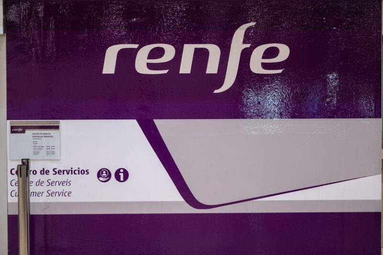 Desconvocada la huelga en Renfe y Adif tras un acuerdo 'in extremis' de los sindicatos con el Ministerio de Transportes