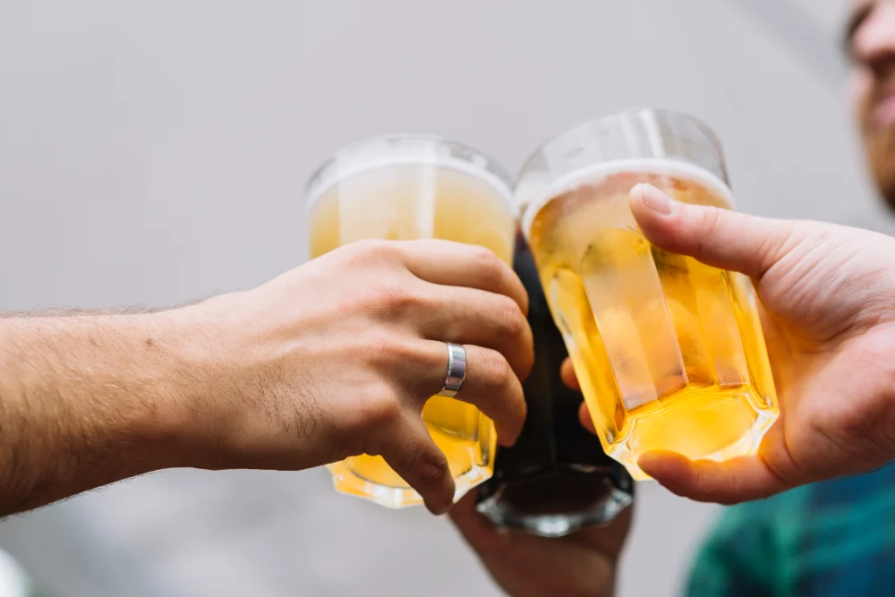El falso refresco: por qué la cerveza no hidrata en verano