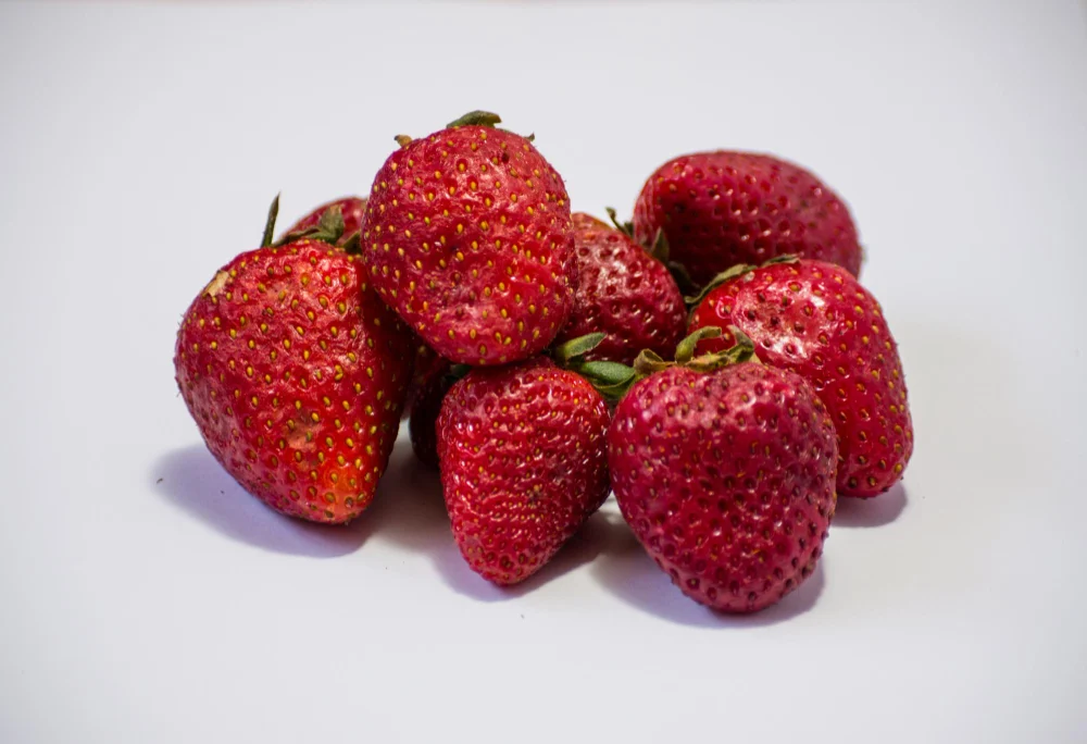 La primavera ya está aquí y estas 3 frutas no pueden seguir fuera de la nevera 60 LAS FRESAS: EL TESORO CARMESÍ QUE MERECE UN LUGAR PRIVILEGIADO EN TU NEVERA