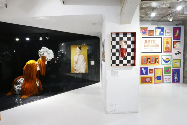 Amazon inaugura en Madrid una exposición gratuita en la que productos básicos se convierten en obras de arte