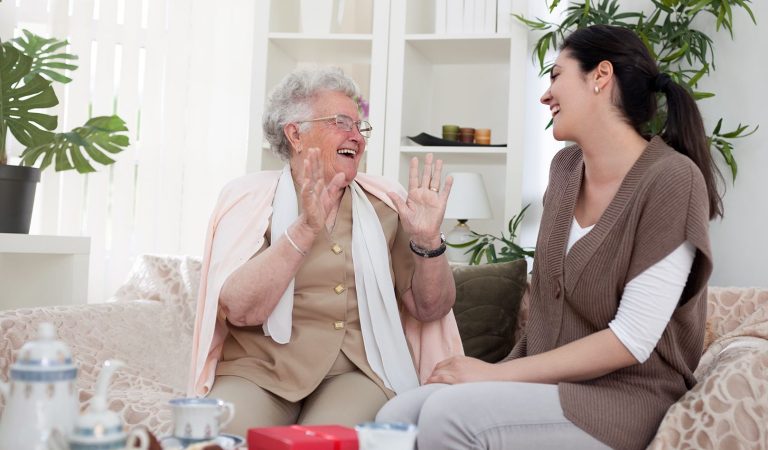 Farmazul y Fundación Grandes Amigos pioneros en detección de personas 'solas' a través de las farmacias